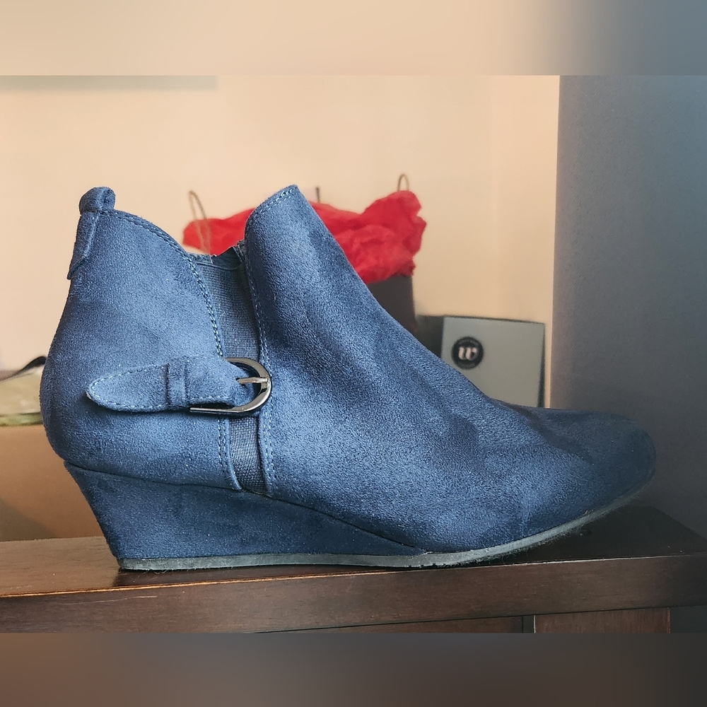 Marbella size 8 royal blue booties
